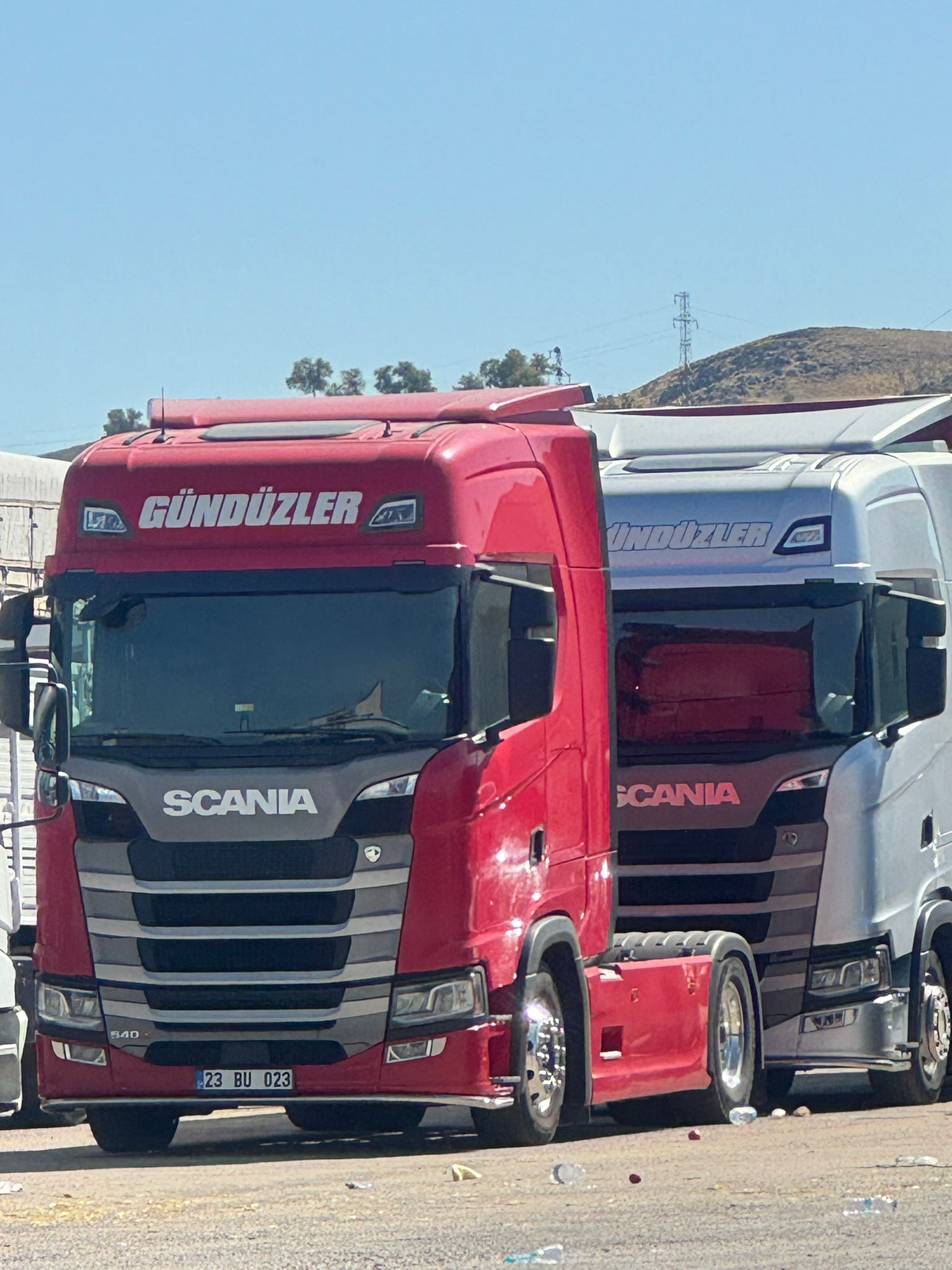 GÜNDÜZLER kırmızı ve gri tır